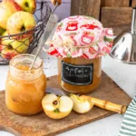 2 Gläser hausgemachte Marmelade aus Äpfeln auf Brettchen