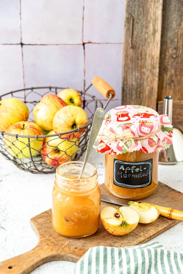 2 Gläser hausgemachte Marmelade aus Äpfeln auf Brettchen