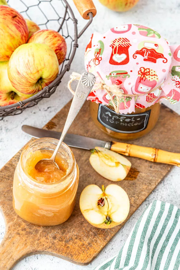 2 Gläser hausgemachte Marmelade aus Äpfeln auf Brettchen