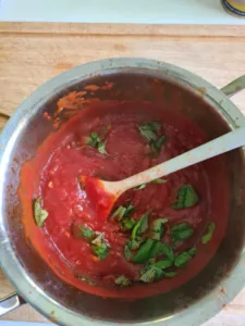Tomatensauce für italienischen Auberginenauflauf wird gekocht
