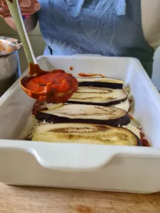 Parmigiana di Melanzane schichten mit Auberginen, Tomatensauce und Mozzarella