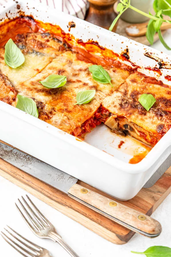 Parmigiana di Melanzane frisch aus dem Ofen – goldbraun überbacken