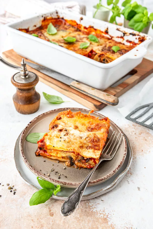 Ein Stück Parmigiana di Melanzane auf einem Teller