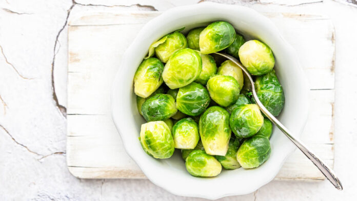 Frisch gekochter Rosenkohl in Servierschüssel