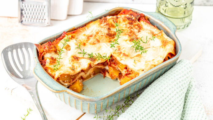 vegetarische-kuerbislasagne frisch gebackene Kürbislasagne in Auflaufform
