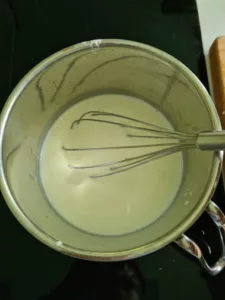 fertige Béchamelsoße in Topf
