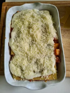 vegetarische Kürbislasagne vor dem Backen