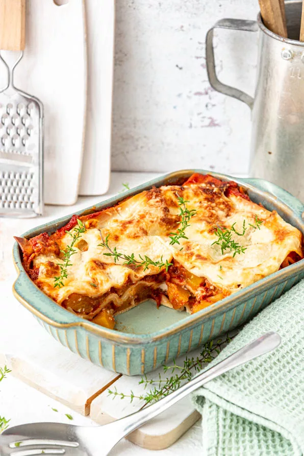 angeschnittene Kürbis Lasagne auf Arbeitsfläche