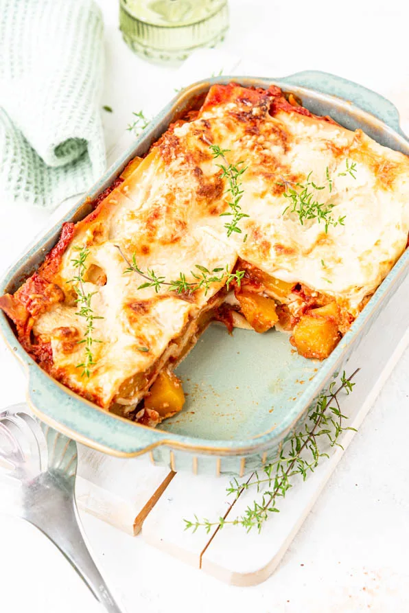 frisch angeschnittene Kürbis Lasagne in Form