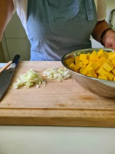 frisch geschnittener Kürbis und Zwiebel für Kürbislasagne Rezept