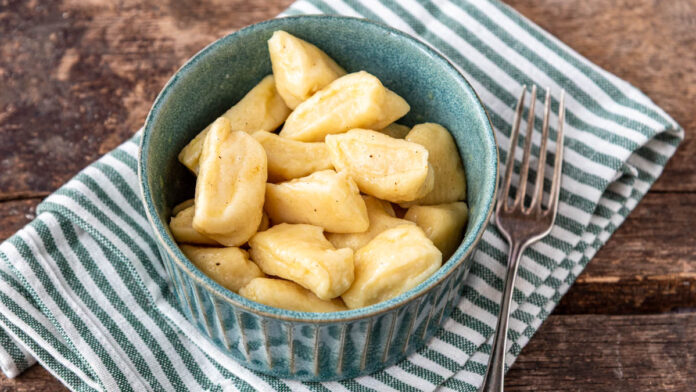 gnocchi-selber-machen Frisch gekochte Gnocchi mit Quark serviert in Schüssel