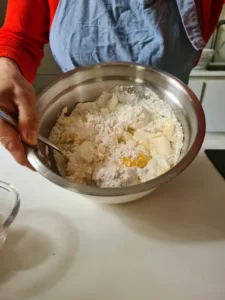 Zutaten für Gnocchi Rezept werden in Schüssel vermischt