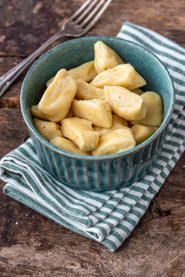 Selbstgemachte Gnocchi ohne Kartoffeln auf Stofftuch serviert