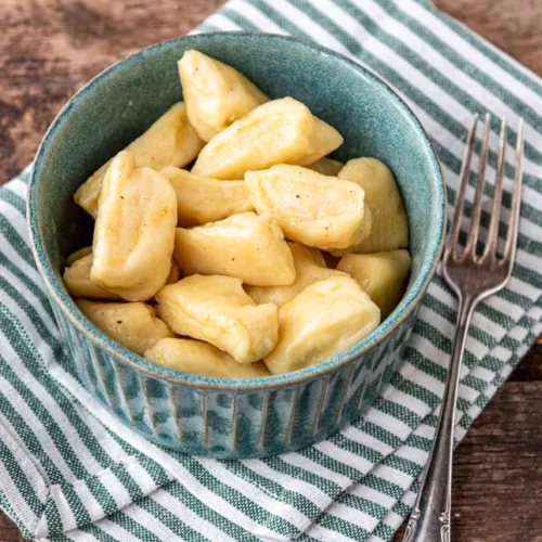 zarte Quark-Gnocchi in Schüsselchen serviert
