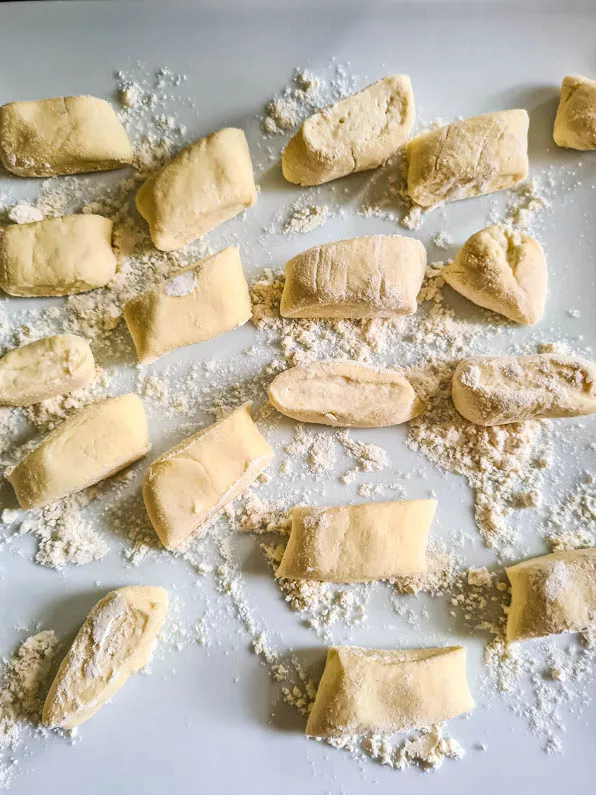frisch geformte Gnocchi auf bemehltem Teller