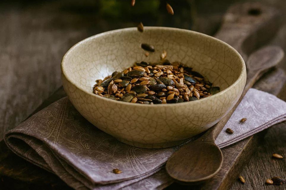 Eine Bowl mit Kürbiskernen geröstet auf einem Tuch