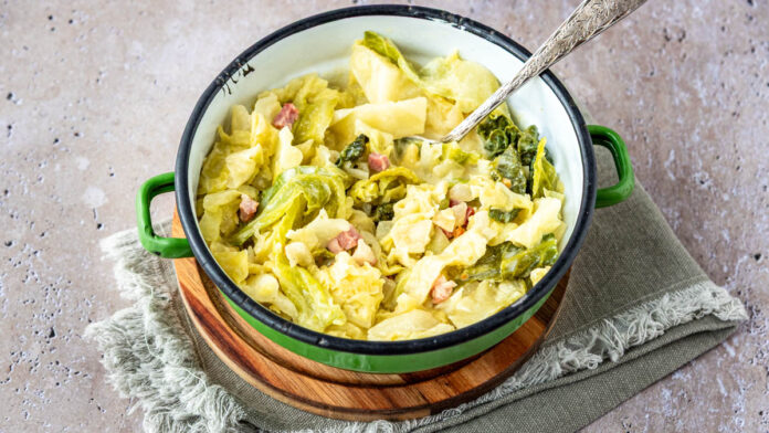 rahmwirsing-rezept Cremiger Rahmwirsing als klassisches Wirsinggemüse mit Sahne – einfaches Rezept
