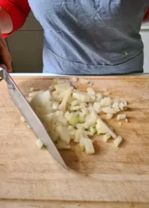 gehackte Zwiebel für Rahmwirsing Rezept