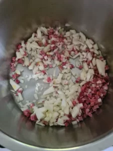 Angebratener Speck und Zwiebel für Rahmwirsing Rezept