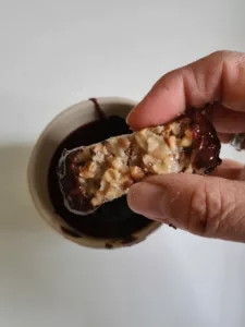 Florentiner Schnitte wird an beiden Enden in flüssige Schokolade getaucht