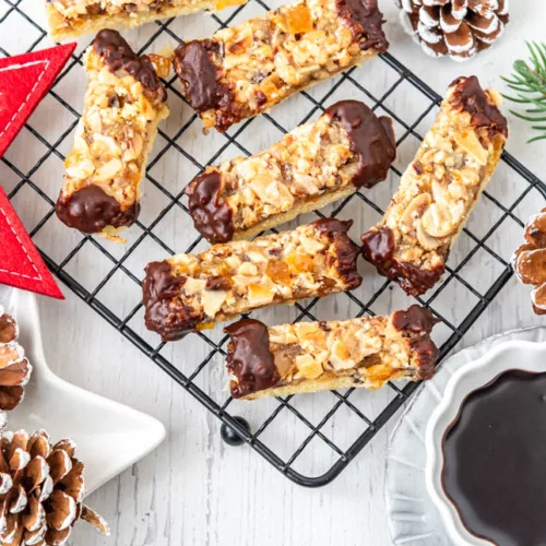 Florentiner Plätzchen als Schnitten mit Mürbeteigboden und Schokolade an den Enden