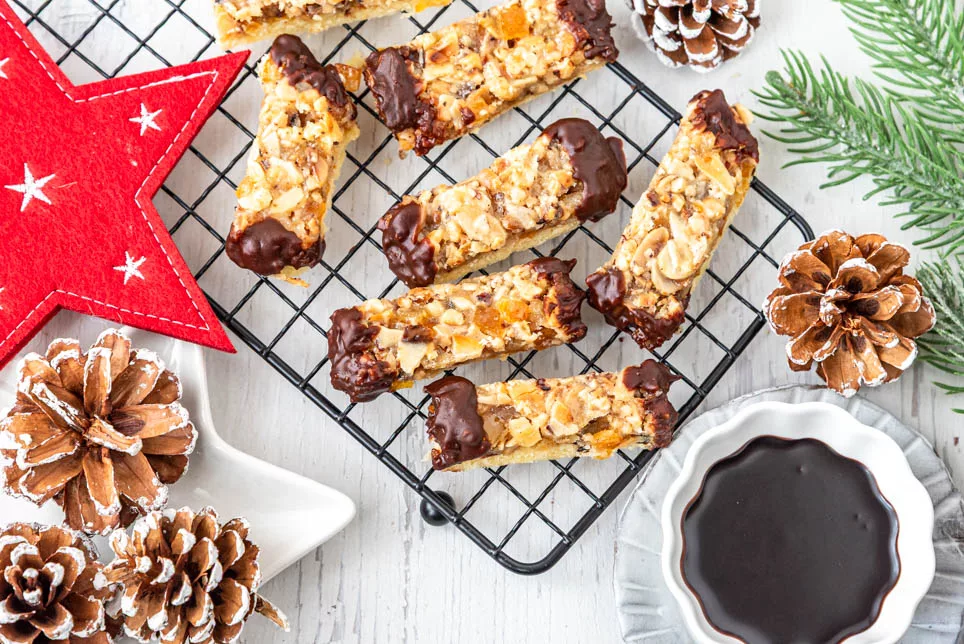 Florentiner Plätzchen als Schnitten mit Mürbeteigboden und Schokolade an den Enden