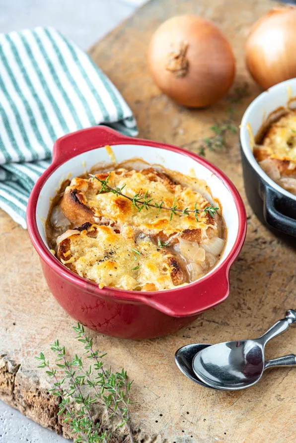 Französische Zwiebelsuppe – der wärmende Klassiker mit goldbrauner ...
