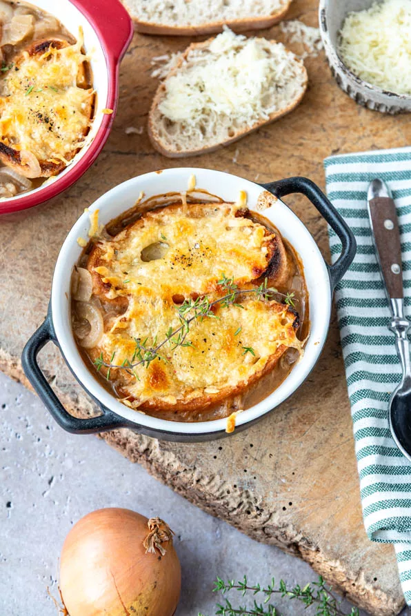 Überbackene Französische Zwiebelsuppe mit Baguette und Käse