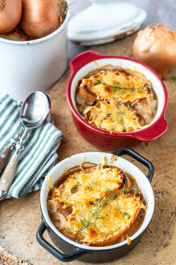 Zwei ofenfeste Fröschen mit überbackener französischer Zwiebelsuppe
