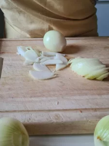 Fein geschnittene Zwiebelringe liegen bereit auf dem Schneidebrett