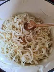 Zwiebeln werden in einem Topf in Öl goldgelb angeschwitzt
