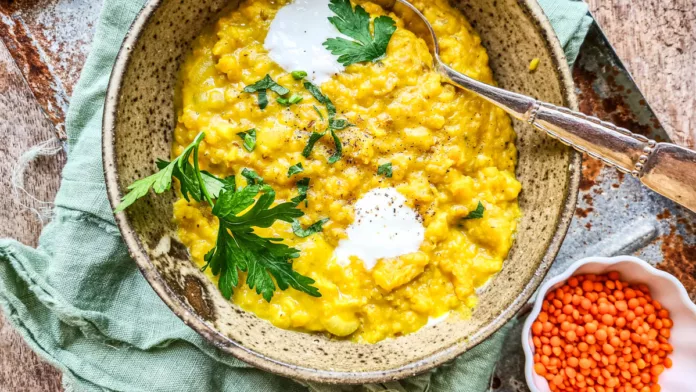 rotes Linsen Dal in einer Schüssel mit Joghurt und Petersilie