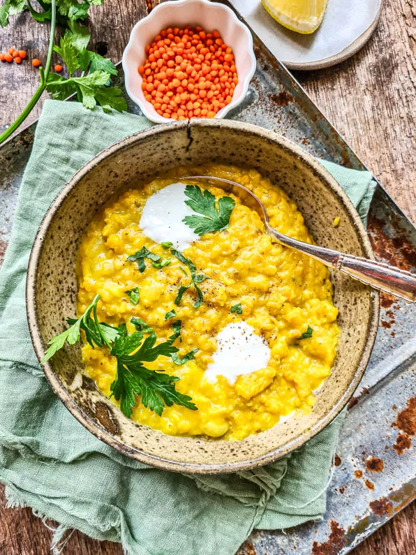 Cremiges indisches Linsen Dal mit roten Linsen und Gewürzen