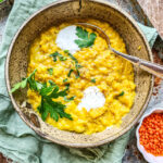 Linsen Dal mit Kokosmilch und frischen Kräutern serviert