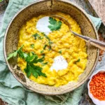 Linsen Dal mit Kokosmilch und frischen Kräutern serviert