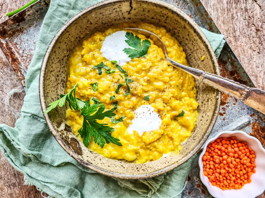 Linsen Dal mit Kokosmilch und frischen Kräutern serviert