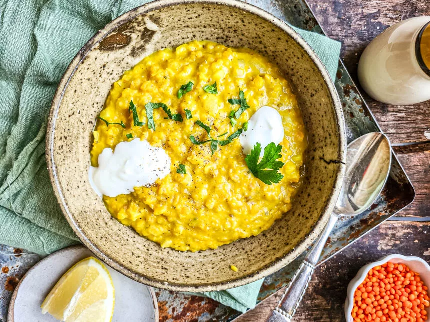 indisches Linsen Dal in Schüssel mit Joghurt und Petersilie garniert