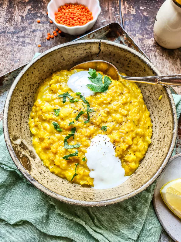 Cremiges Linsen Dal in einer Schüssel angerichtet