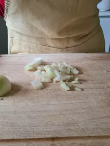 Zwiebeln werden für Linsen Dal gehackt