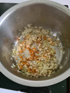 rote Linsen mit Zwiebeln und Gewürzen in Topf