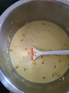 Linsen Dal während Köchelns mit Löffel umrühren