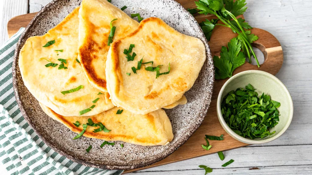 Frisch gebackenes Naan Brot auf einem Teller