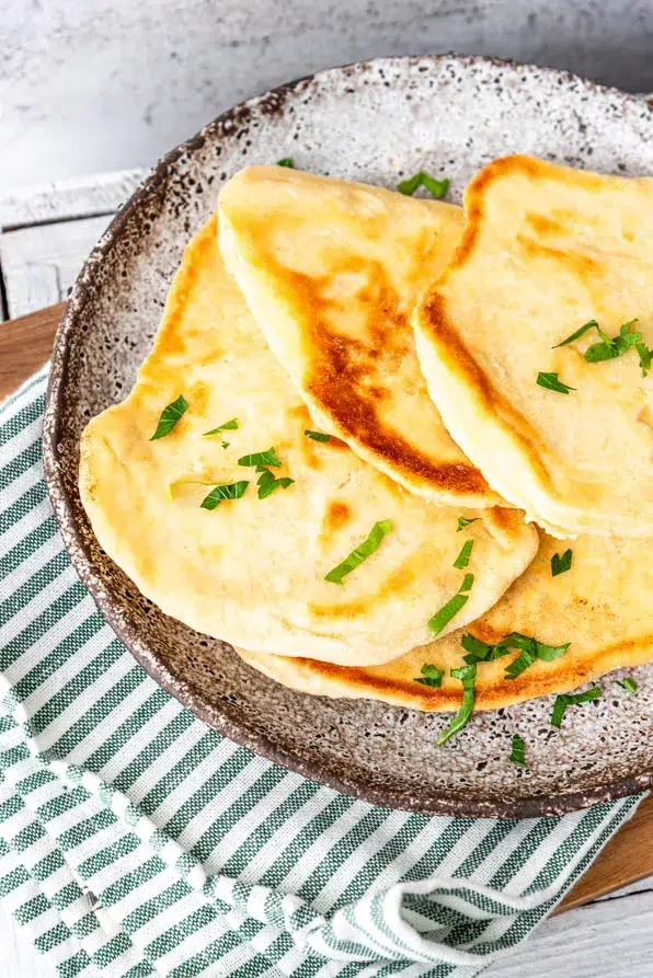 Naan Brot ohne Hefe auf Teller und Küchentuch