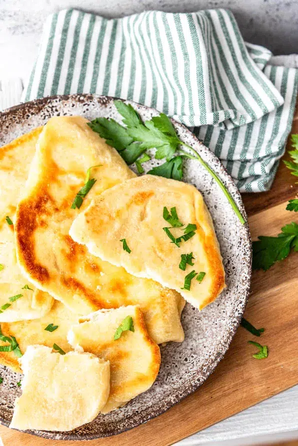 Naan Brot zum Dippen auf Teller