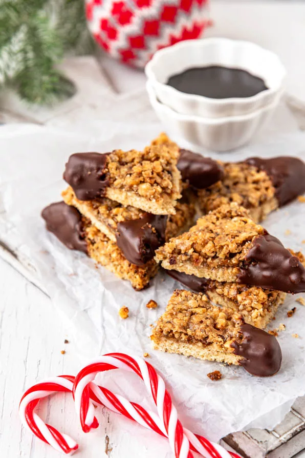 Knusprige Nussecken als Weihnachtsgebäck, dekoriert mit Schoko-Ecken