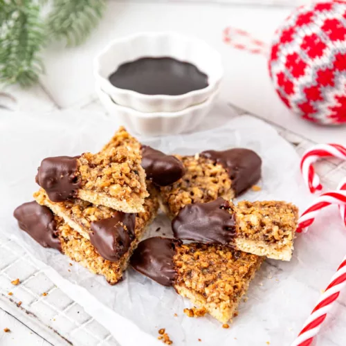 Frisch gebackene Nussecken mit Walnuss-Haselnuss-Belag und Schokolade