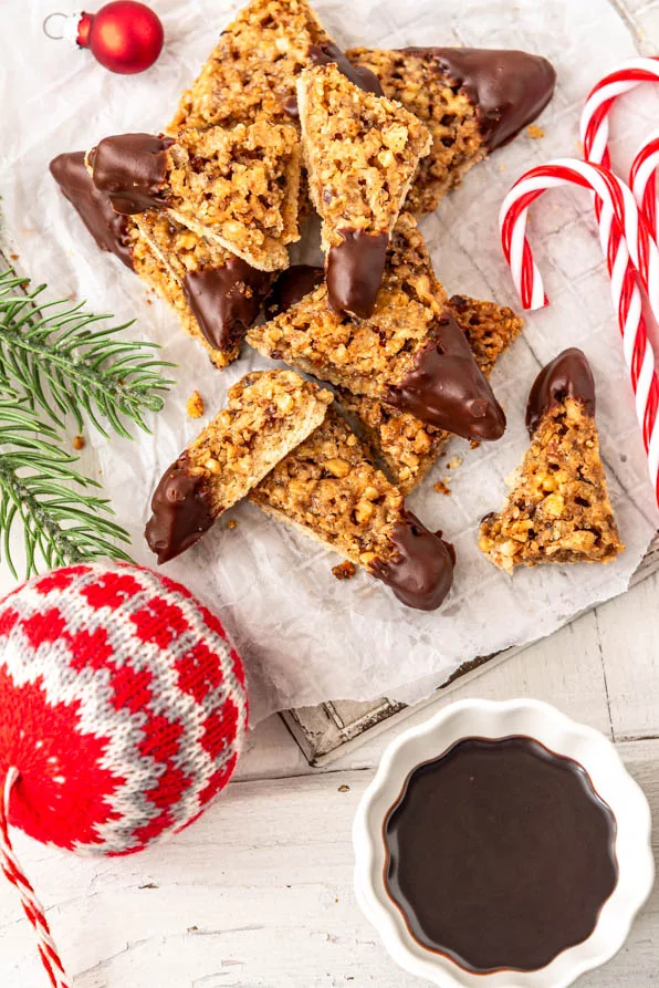 Nussecken Stücke auf einem Brett, teilweise in Schokolade getaucht