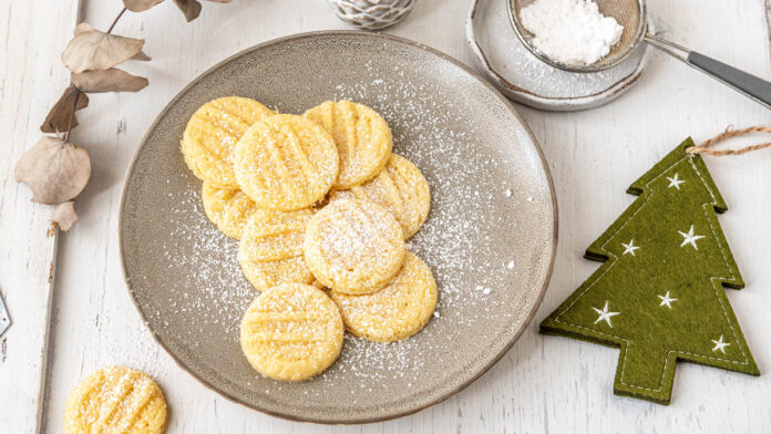 puddingplaetzchen zarte Puddingplätzchen auf Teller mit Weihnachtsdekoration