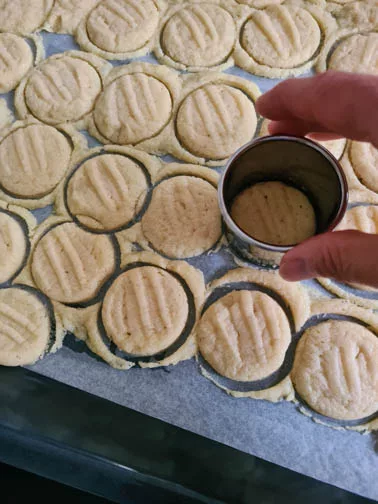 Trick gegen zerlaufene Puddingplätzchen – Plätzchen nach dem Backen ausstechen