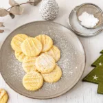 Teller mit Puddingplätzchen und kleiner weihnachtlicher Deko